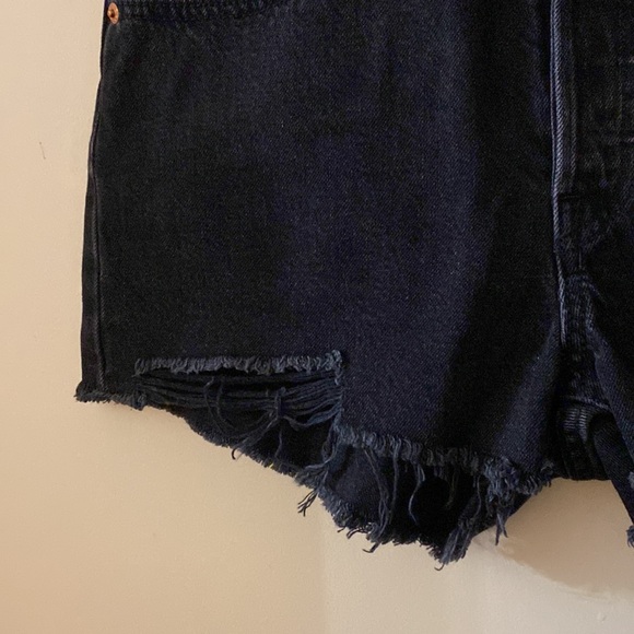 NWT Levi’s 501 High Rise Raw Hem Shorts Size 28 - Picture 3 of 10
